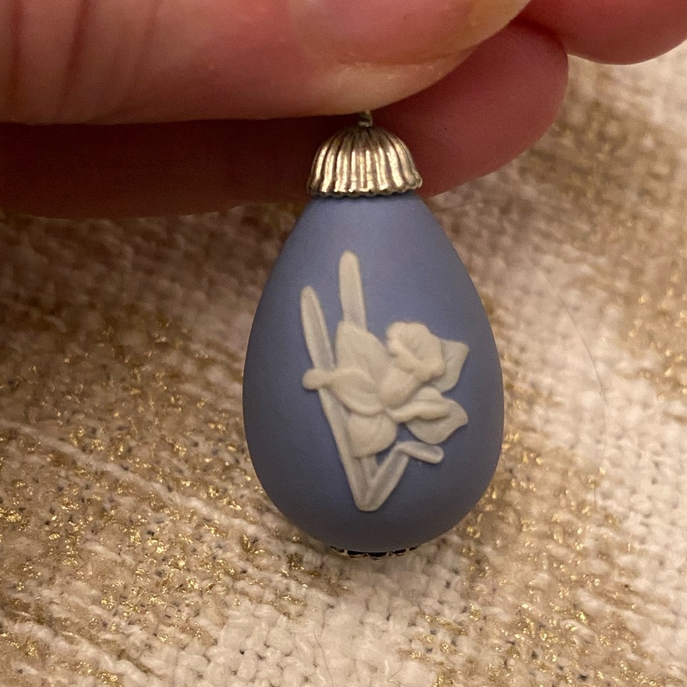 Rare 1980 Wedgwood Jasperware Daffodil Easter Egg Pendant Necklace - Picture 4 of 7
